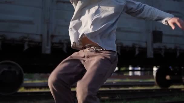 Feliz chico enérgico bailando en el fondo pasando trenes. Emociones alegría hombre — Vídeos de Stock