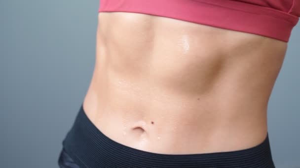 М'язовий живіт струнка жінка мокра з поту після тренування Схуднення і тонке тіло — стокове відео