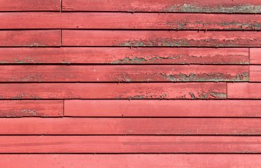 19. yüzyılın sonlarında yıpranmış kırmızı boyalı ve yıpranmış ahşap bir binanın dış iskeleti yıpranmış.