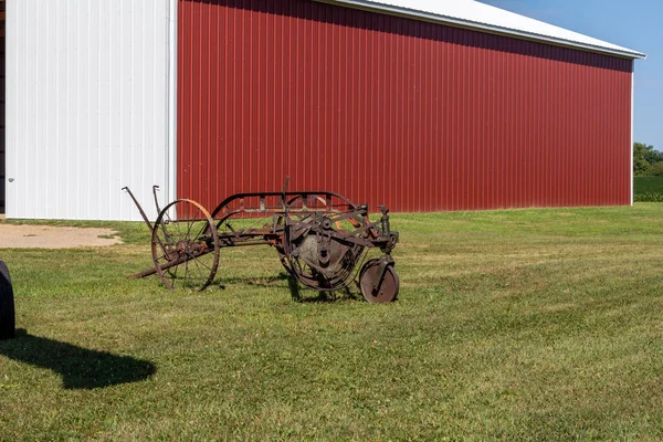 Vue Rapprochée Une Ancienne Ferme Éolienne Dessinée Par Tracteur Utilisée — Photo