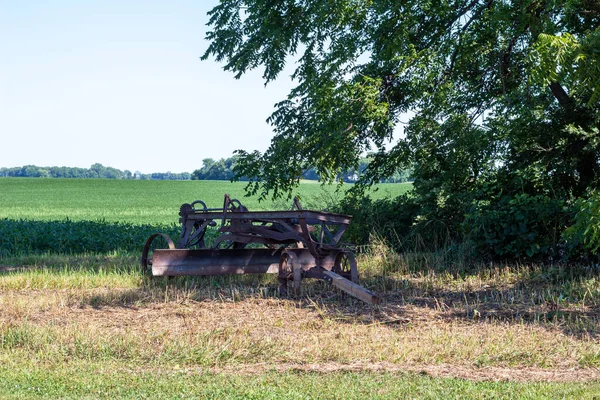 Krajobraz Wiejskiego Gospodarstwa Rolnego Zabytkowym Ciągnikiem Ciągnącym Równiarki Obok Drzewa — Zdjęcie stockowe