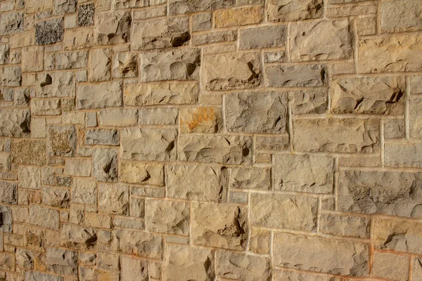 具有不同尺寸和长方形形状的天然米色石材的迷人的老式石灰石建筑墙的全框架纹理背景 角度视图 — 图库照片