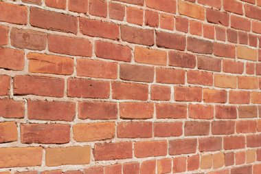 Antik grungy kahverengi kil tuğla duvar dokusu ortak bağ tuğla deseni, bozulma ve onarılmış bölümleri gösterir (açı görünümü))