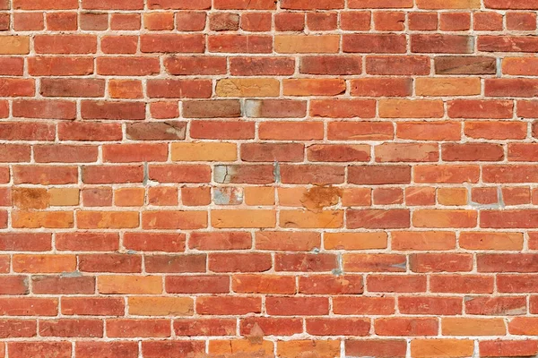 Antik, kirli, kahverengi kireç tuğla duvar dokusu genel tahvil tuğla kalıbında, bozulmayı ve onarılmış bölümleri gösterir.
