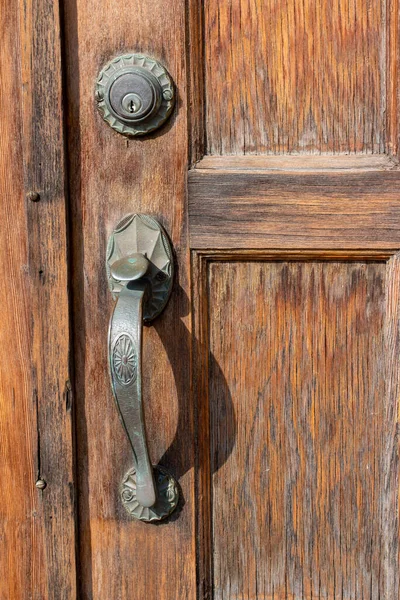 Vista Cerca Una Antigua Manija Puerta Metal Ornamentado Exterior Una — Foto de Stock