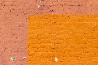 Paslanan antika paslı, kırmızı tuğla bir duvarın tam çerçeve dokusu. 