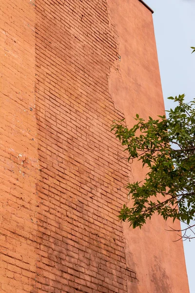 劣化スタッコ石膏外装カバー下に露出アンティーク錆赤レンガの壁の完全なフレームテクスチャの背景 — ストック写真