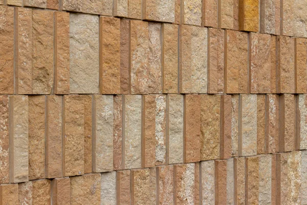 너비와 베이지 색조를 매혹적 수직으로 현대의 울퉁불퉁 석회암 — 스톡 사진