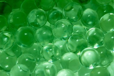 Bu resim, süper emici polimer su jeli boncuklarının ıslak yuvarlak cam kristal küreler görünümlü makro soyut bir dokuma arka planını gösterir..