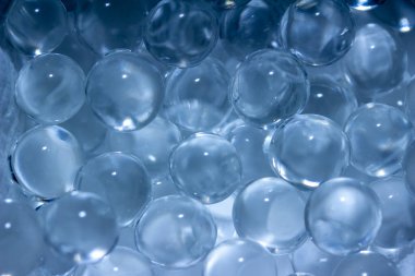 Bu resim, süper emici polimer su jeli boncuklarının ıslak yuvarlak cam kristal küreler görünümlü makro soyut bir dokuma arka planını gösterir..