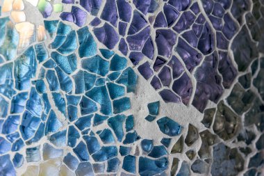 Bu resim seramik kaplarda mozaik tasarım cam seramik parçalarının mozaik desen arkaplanını boyalı cam görünümlü bir makro-soyut gösteriyor..