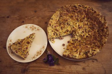 Geleneksel Çek Paskalya yemeği - evde aşkla pişirilmiş ekmek, et, ot ve ısırgan otu.