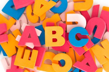 Renkli harflerle yazılmış kelimeler