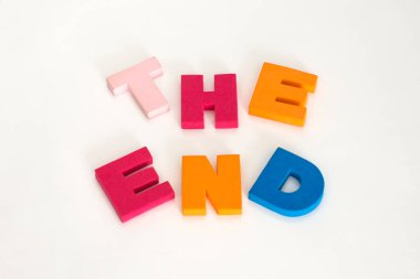 Çok renkli harflerle yazılmış kelimeler. Kelimeler çok renkli harflerden oluşuyor. Son..