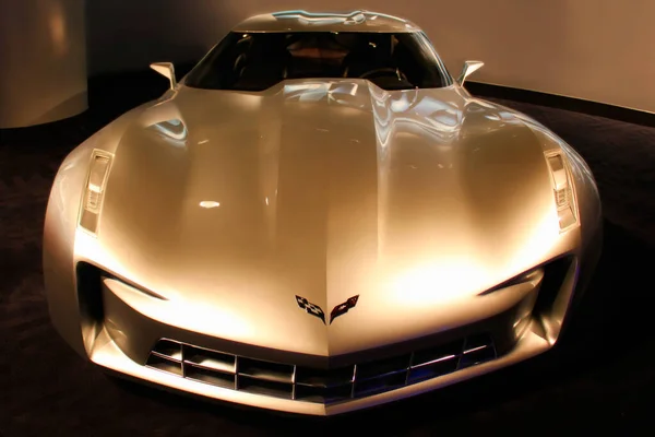 Stříbrný supercar v expo, moderní technologie pro budoucí vozidla — Stock fotografie
