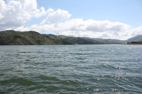 Idyllische landschaft in kolumbien mit klarem bergsee und frischen grünen bergen — Stockfoto