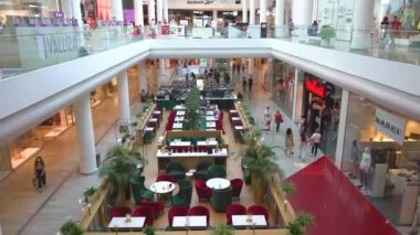 Modern alışveriş merkezlerinin sütunları, dükkanlar, kafeler ve restoranlar, COVID-19 Coronavirus salgını sırasında tıbbi maske takanlar Kiev, Ukrayna 09 / 13 / 2020 Ocean Plaza.