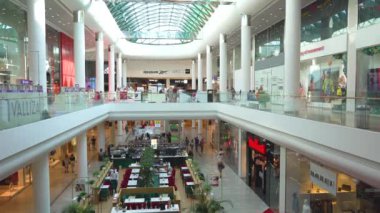 Modern alışveriş merkezlerinin sütunları, dükkanlar, kafeler ve restoranlar, COVID-19 Coronavirus salgını sırasında tıbbi maske takanlar Kiev, Ukrayna 09 / 13 / 2020 Ocean Plaza.