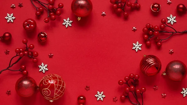 Концепція Новорічно Різдвяного Банера Різдвяний Декор Червоні Кульки Ожина Зірки — стокове фото