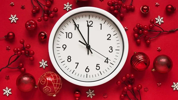 Concepto Año Nuevo Bandera Navidad Reloj Pared Blanco Entre Decoración —  Fotos de Stock