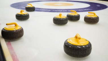 Beyaz buza kıvrılmak için granit taşlar. Kış sporu, takım oyunu. Curling Kulübü.