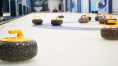 Beyaz buza kıvrılmak için granit taşlar. Kış sporu, takım oyunu. Curling Kulübü.