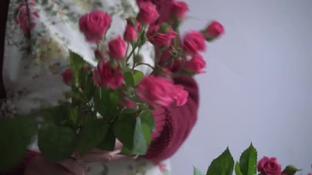 Крупним Планом Рука Жінки Флориста Квітковому Фартусі Робить Букет Рожевих — стокове відео