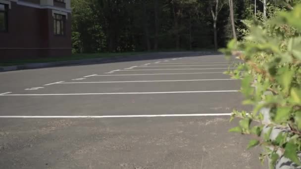 Pusty Parking Słoneczny Dzień Wiosną Lub Latem Zbliżenie Białej Farby — Wideo stockowe