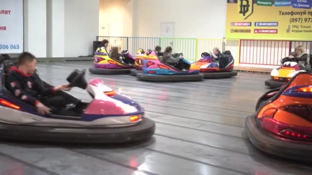 Primer Plano Adultos Niños Divirtiéndose Fin Semana Riendo Sonriendo Conduciendo — Vídeo de stock