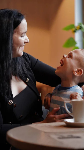 Close Portret Van Een Kleine Jongen Met Speciale Behoeften Moeder — Stockfoto