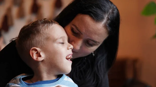 Ritratto Ravvicinato Bambino Con Bisogni Speciali Mamma Che Ride Tavolo — Foto Stock