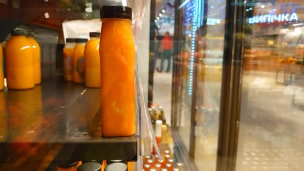 Крупним Планом Жіночі Руки Відкривають Холодильник Беруть Полиці Свіжий Сік — стокове відео