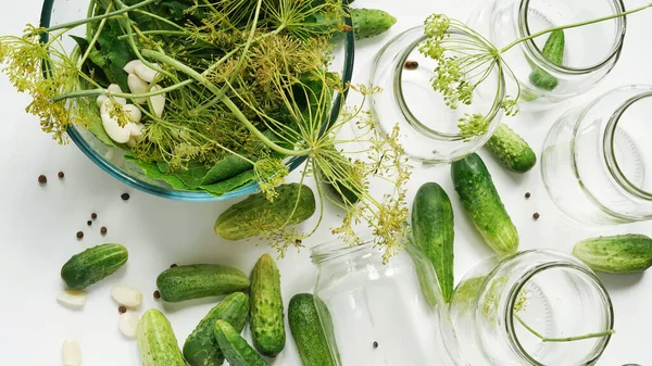 유리병 위에서 통조림을 만들기 채소를 발효시키기 — 스톡 사진