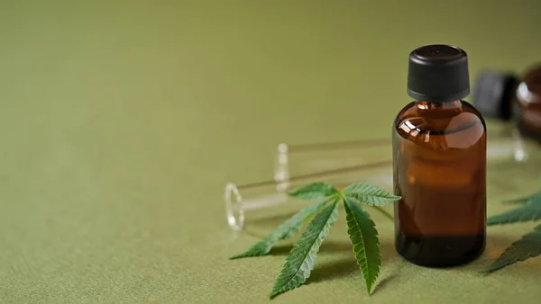Marihuana Medicinal Extracto Aceite Cannabis Botella Hojas Cáñamo Verde Tubos — Foto de Stock