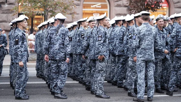 Πρόβα Της Στρατιωτικής Παρέλασης Σχηματισμός Στρατευμάτων Την Ευκαιρία Της Διακήρυξης — Φωτογραφία Αρχείου