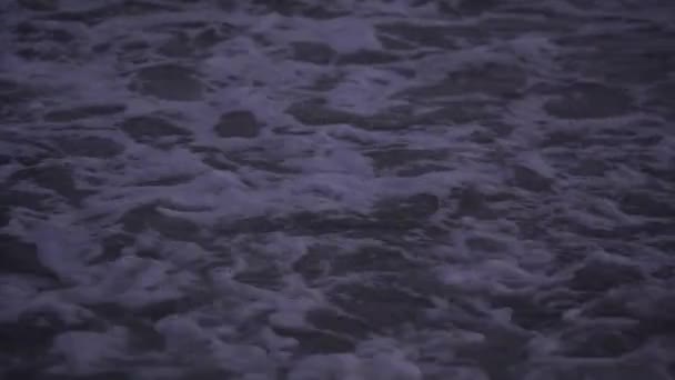 해뜨는 태양의 광선에 바다의 거품의 오늘의 Foam Dark Water 아름다운 — 비디오