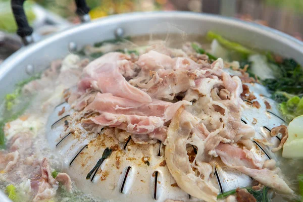 Thai bbq türevi. Tayland barbeküsünün yakın plan çekimleri arka planda yumuşak odak.