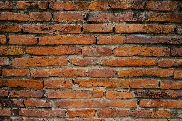 Kırmızı rengin tuğla duvarı, duvarcılığın geniş manzarası.