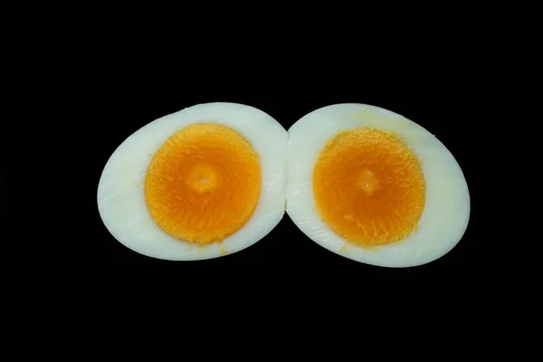Haşlanmış tavuk yumurtaları. Kara arka planda izole edilmiş. Stok resimli..