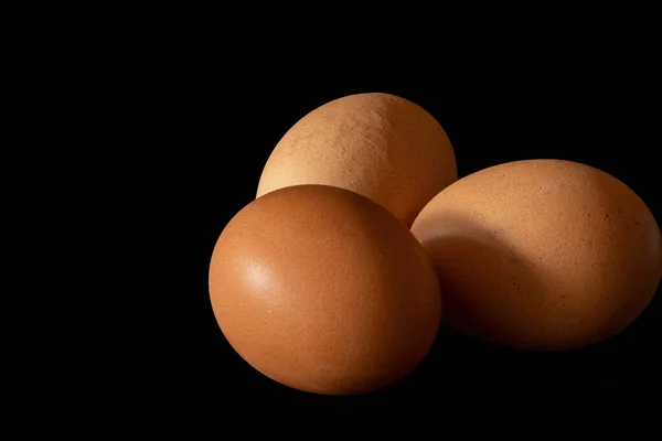 Tre Uova Pollo Marrone Sfondo Nero Con Percorso Ritaglio Foto — Foto Stock