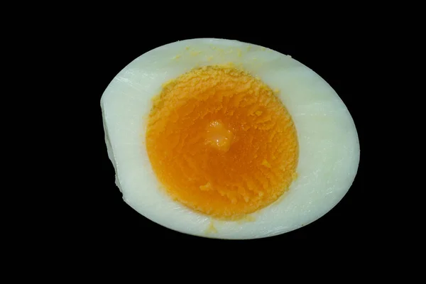 Siyah arka planda lezzetli bıldırcın yumurtasının yarısı. Kaynamış yumurta kara arka planda izole edilmiş. Döşeme yolu fotoğrafı ile.