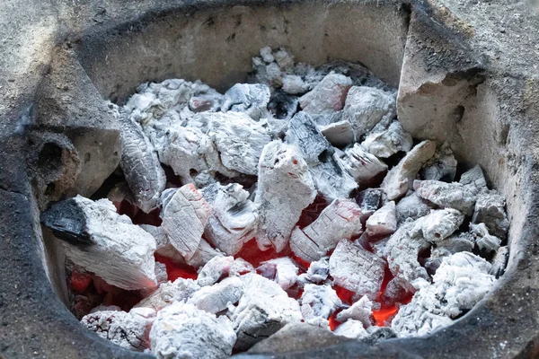 Ateş ve alevlere yakın çekim, odun, yakma, ateş, ocakta, odun ısıtma konsepti,