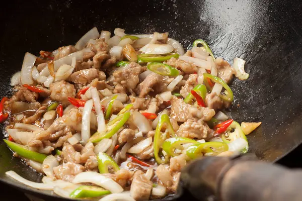 Soğanlı Domuz Budu Kızarmış Biber. Tayland Streert Gıda. Devam edin. Yemek pişirmek. Lezzetli görünüyor.