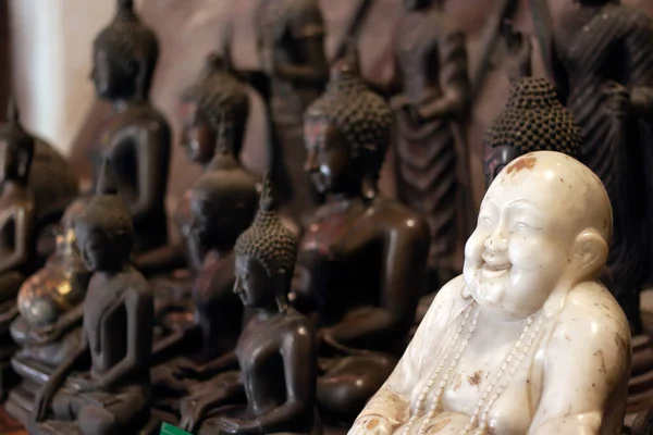 Tayland ve Asya 'nın simgelerinde bir sıra heykel Tayland ve Asya Melek heykeli Buda tapınağının Tayland Buda heykelleri altın Buda heykelleri Tayland ve Asya' nın yüzleri.