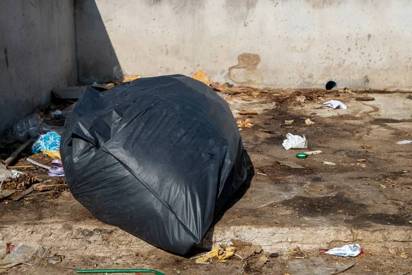 Çöp torbası plastik ve atık şehir çöp yığınının içinde arka plan fotoğrafçılığı kirlilik sorunu bir çöp yığını tarafından şehirde insanların dikkatsizliği