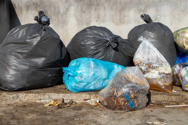 Çöp torbası plastik ve atık şehir çöp yığınının içinde arka plan fotoğrafçılığı kirlilik sorunu bir çöp yığını tarafından şehirde insanların dikkatsizliği.
