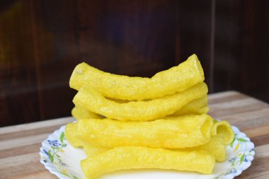 Bir yığın sarı renkli kızartılmış yüzük parmak izi.