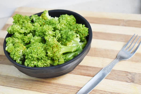 Salad Black Bowl Heap Brocoli Wooden Base — Stock Photo, Image