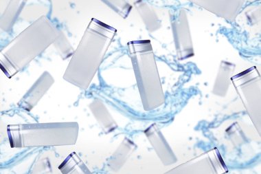 Şampuanlı şeffaf plastik şişeler ya da bir tutam suyla duş jeli. Suda plastik şişeler. Vücut bakımı