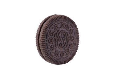 İzole edilmiş beyaz arka planda çikolatalı kurabiyeler. Çikolata dolgulu yuvarlak bisküvi sandviçi.